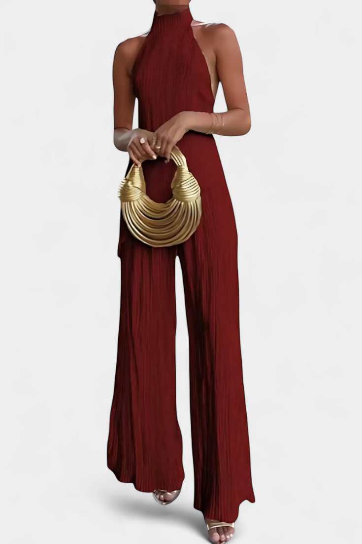 Pilarica Conjunto Plisado con Top Asimétrico Halter y Pantalón Fluido en color Burdeos