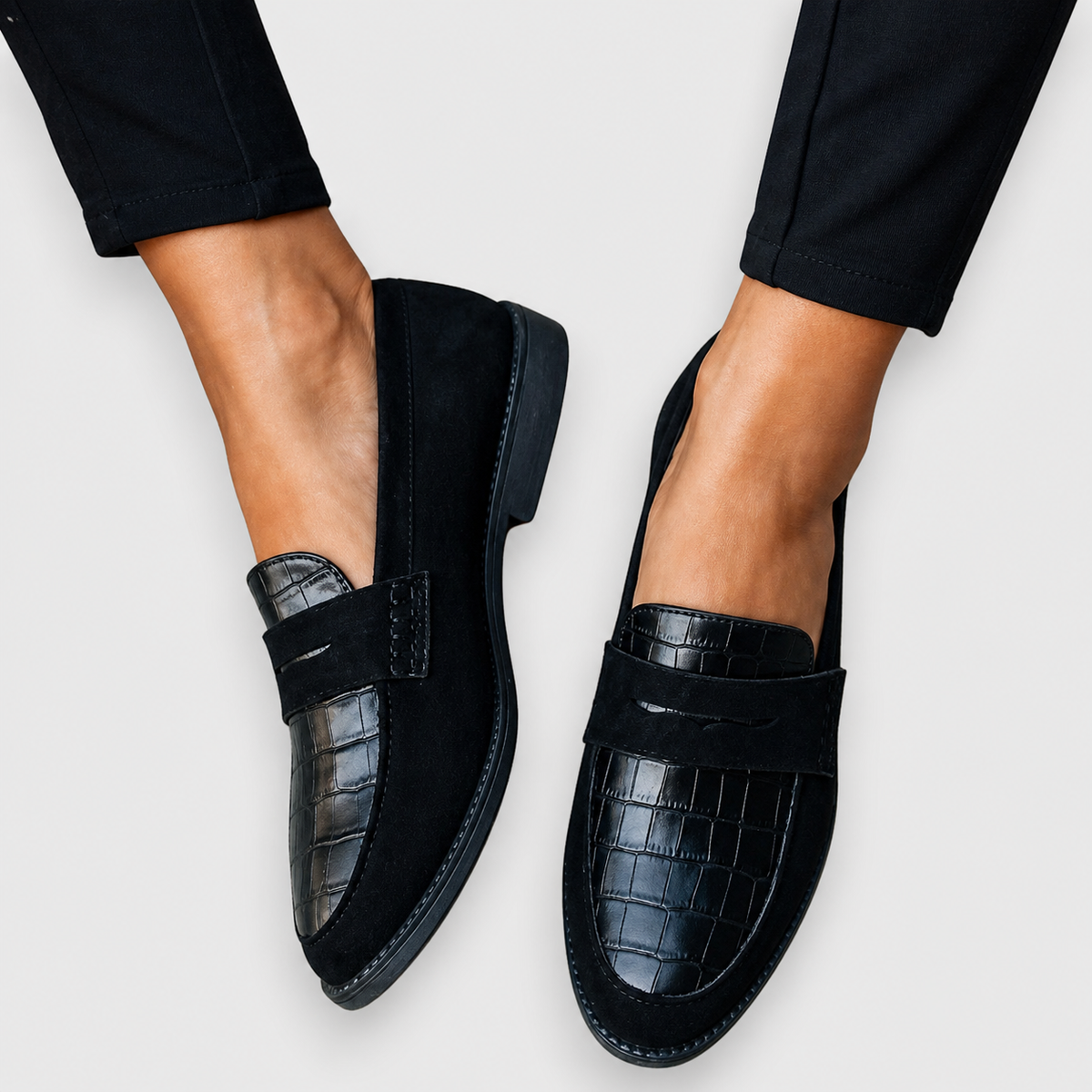 Engracia | Mocasín Negro con Textura y Borlas