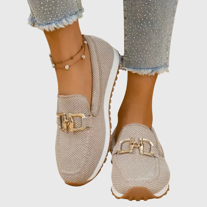 Sinforosa | Mocasín Deportivo con Hebilla Dorada en color Beige