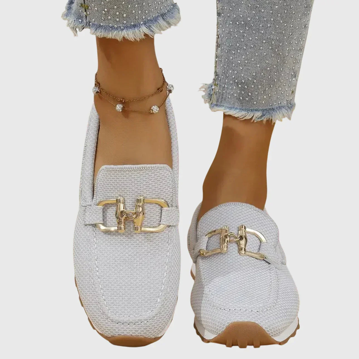 Sinforosa | Mocasín Deportivo con Hebilla Dorada en color Beige