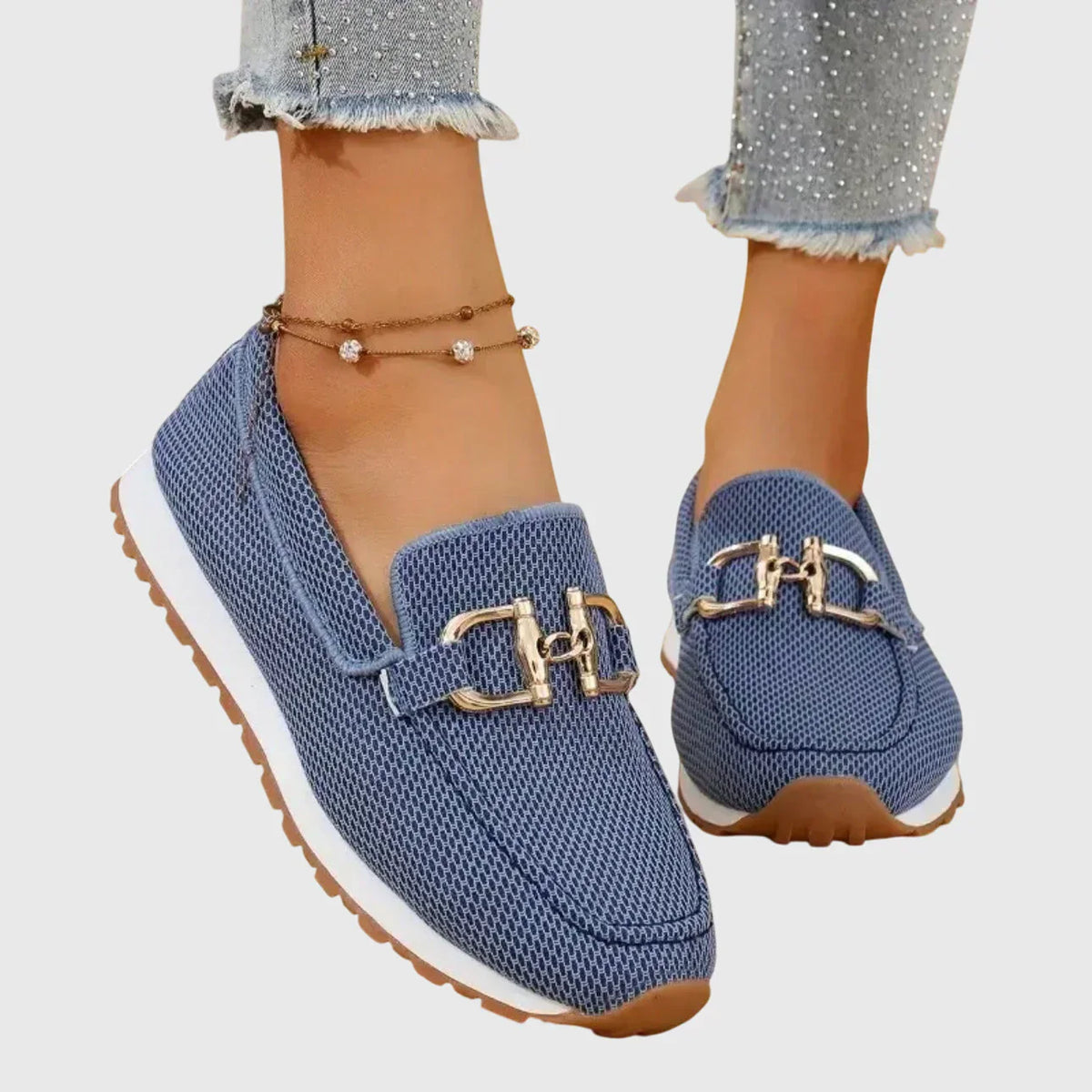 Sinforosa | Mocasín Deportivo con Hebilla Dorada en color Beige