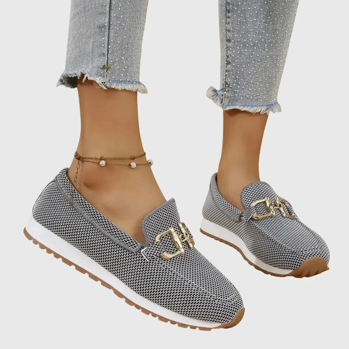 Sinforosa | Mocasín Deportivo con Hebilla Dorada en color Beige