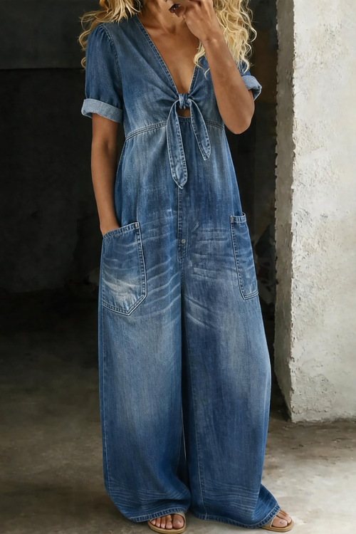 Benigna | Mono vaquero de manga corta con escote en V y cinturón en color Azul Denim