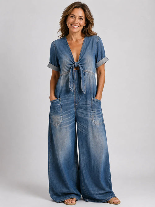 Benigna | Mono vaquero de manga corta con escote en V y cinturón en color Azul Denim