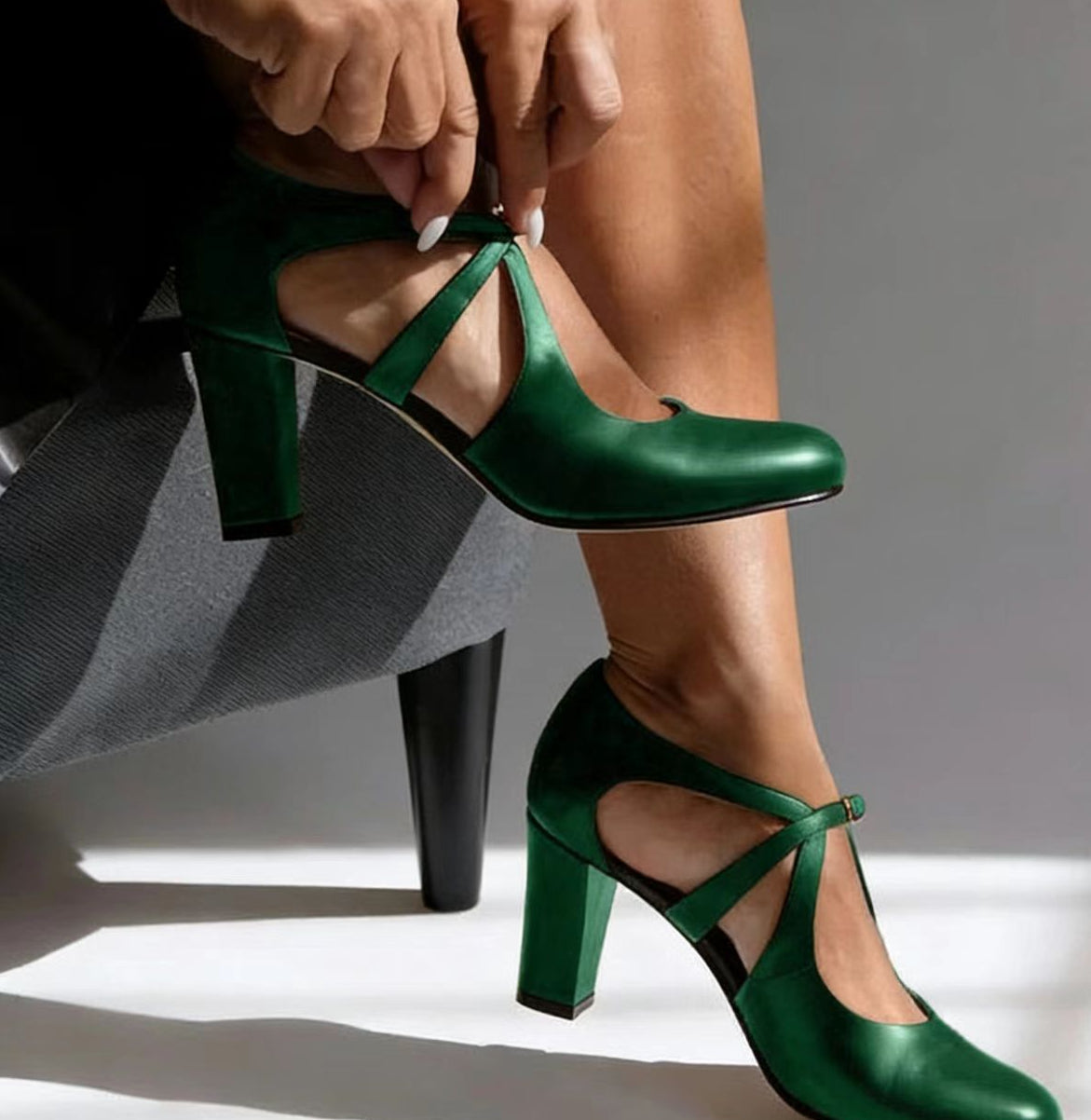 Herminia | Escarpín de Piel con Tira y Tacón Bloque en color Marrón
