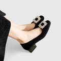 Anabel | Escarpín de Ante con Broche Joya y Tacón Bajo en color Negro