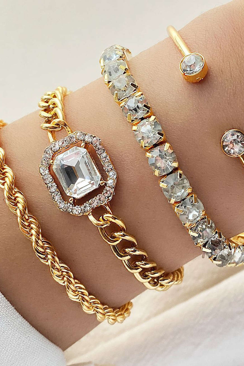 Conjunto de Pulseras con Tachuelas en color Dorado