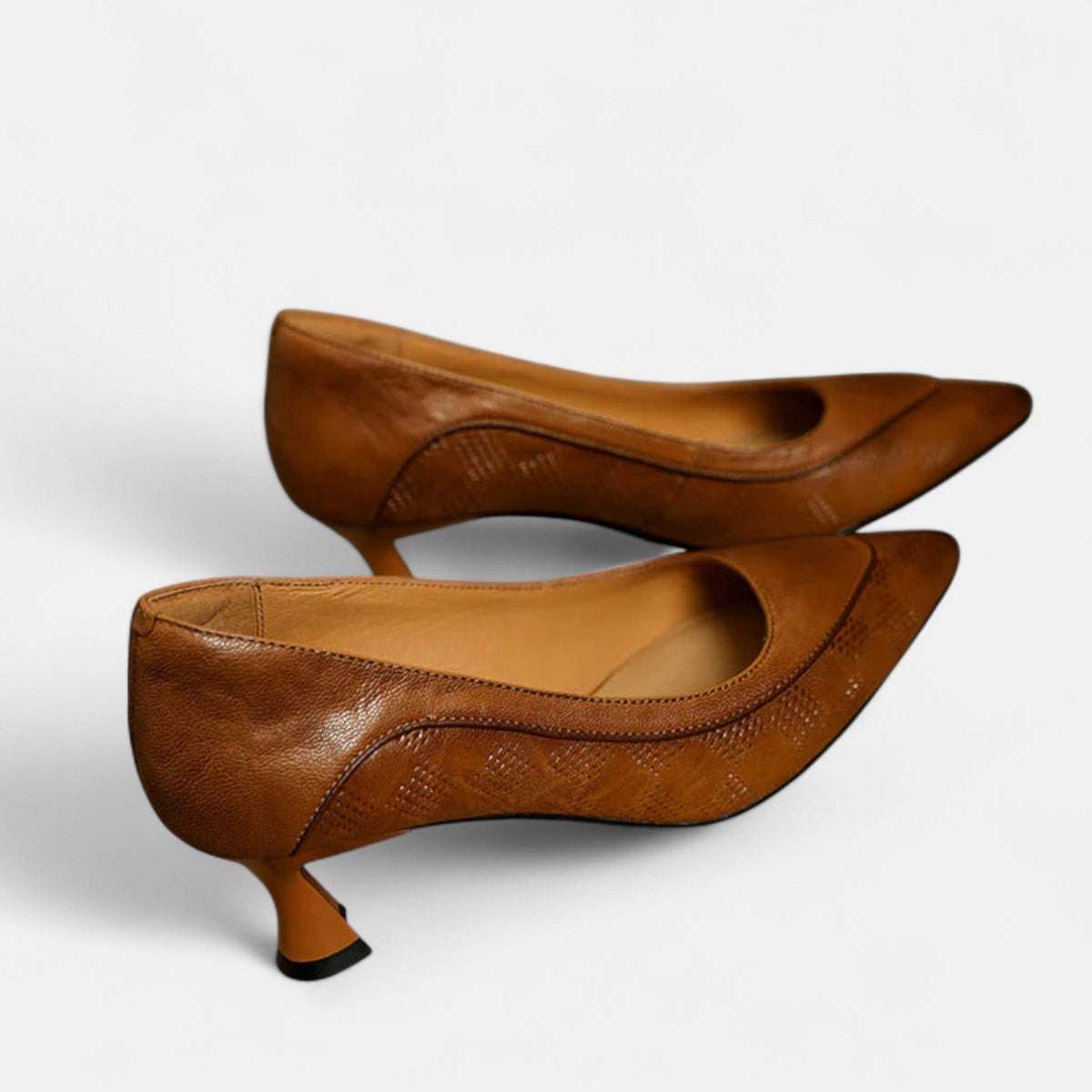 Regina | Escarpín de Piel con Textura y Tacón Kitten en color Marrón