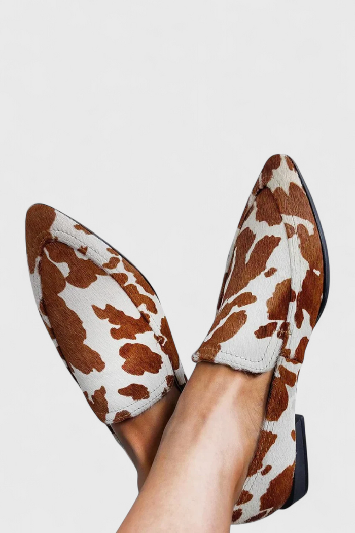 Grecia Loafers de Cuero con Tacón Bajo y Punta Afilada en color Marrón