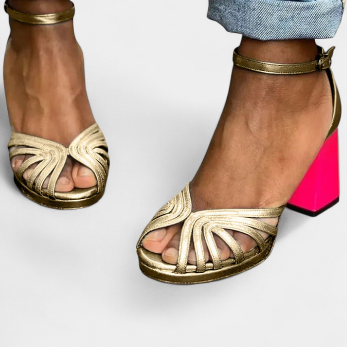 Solea Sandalias Clásicas con Tira Dorada en color Oro